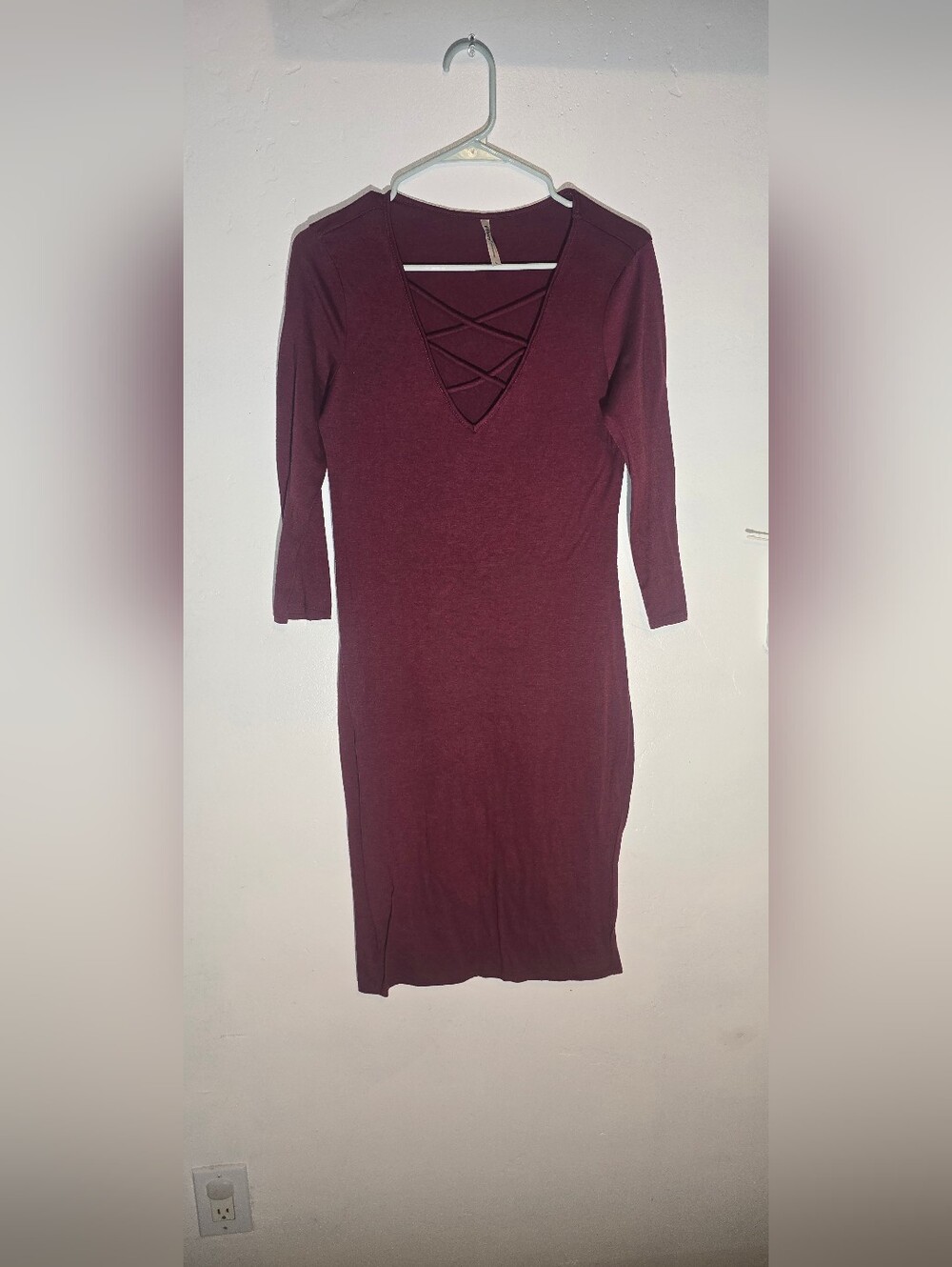 Tresics Burgundy Crisscross V-Neck Midi Dress
